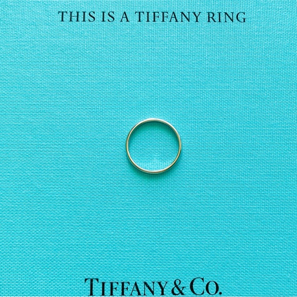 Tiffany & Co. Classic Ring Band Wedding Pt Platinum 950, 2 mm wide, size 4.5(US) - Picture 2 of 6